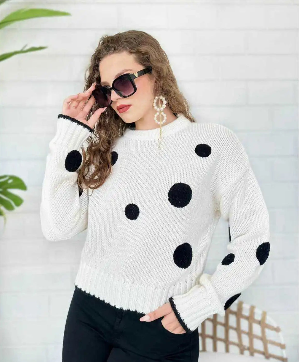 WHITE SWEATER WITH BLACK POLKA DOTS